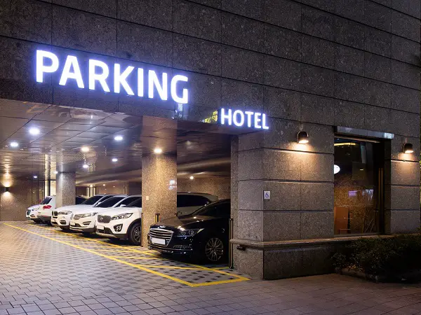Airport hotel parking
