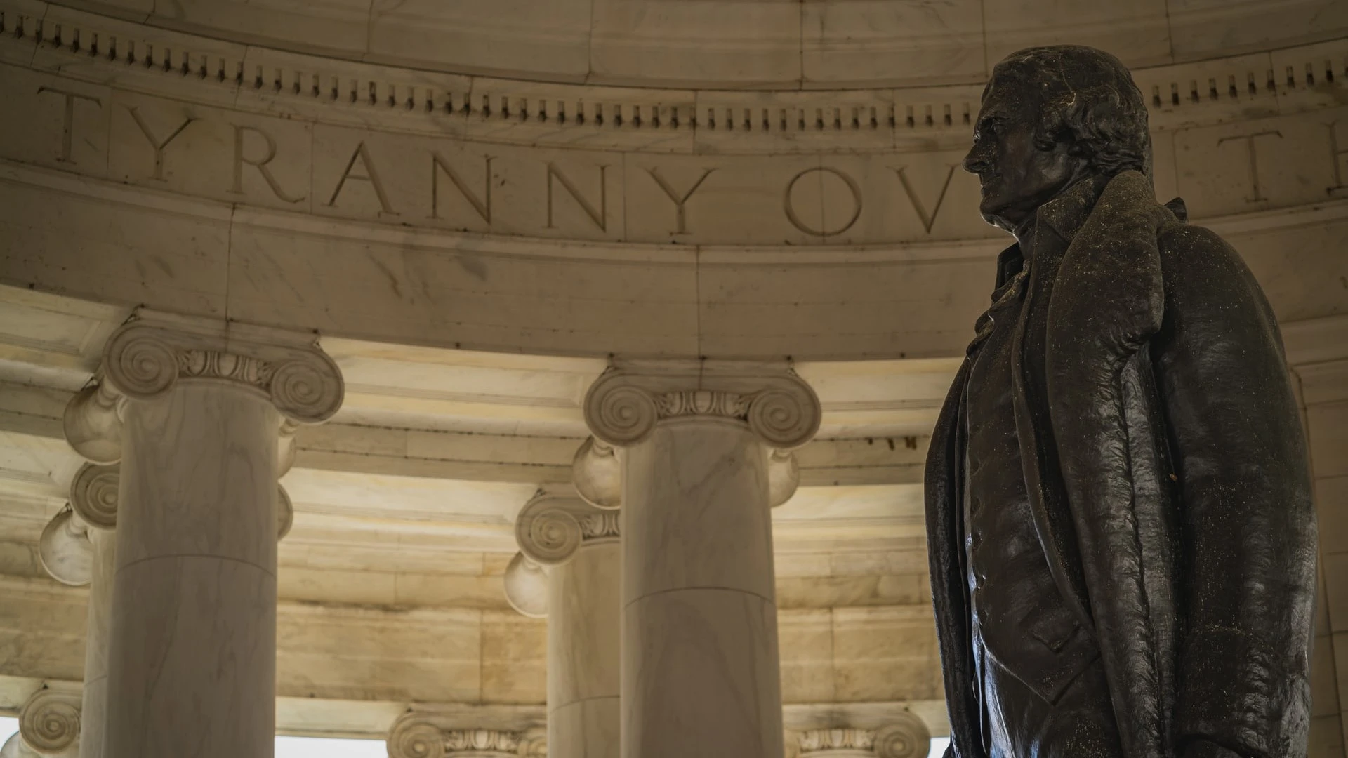 Statue at Jefferson Memorial